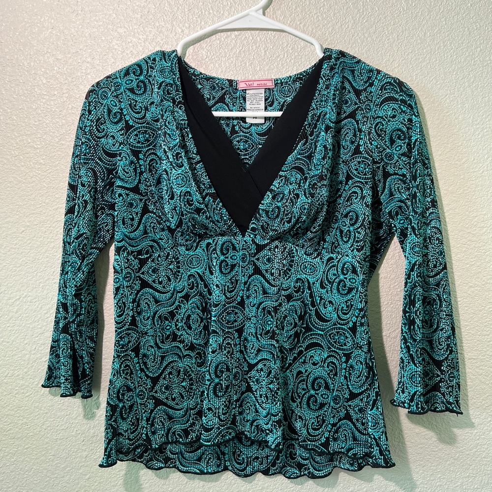 Beautiful top 100% polyester feels amazing on the skin 🦋